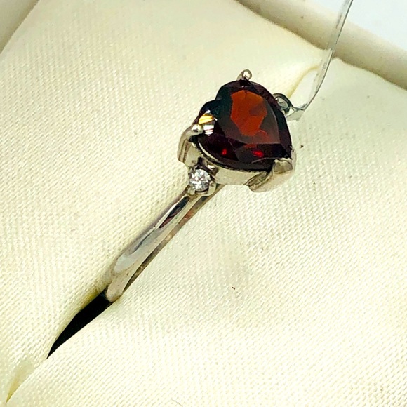 Beautiful Heart Shaped Garnet and Silver Ring - Picture 4 of 6